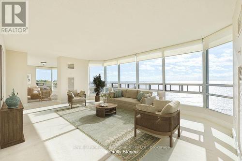 607 - 2170 Marine Drive, Oakville (Br Bronte), ON - Indoor Photo Showing Living Room