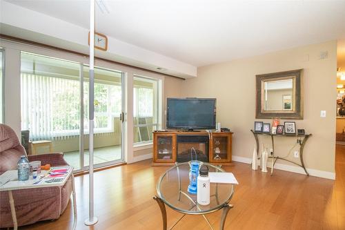 115A-1045 Sutherland Avenue, Kelowna, BC - Indoor Photo Showing Living Room