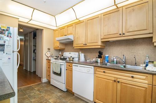 115A-1045 Sutherland Avenue, Kelowna, BC - Indoor Photo Showing Kitchen With Double Sink