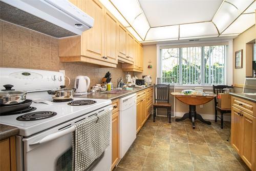 115A-1045 Sutherland Avenue, Kelowna, BC - Indoor Photo Showing Kitchen