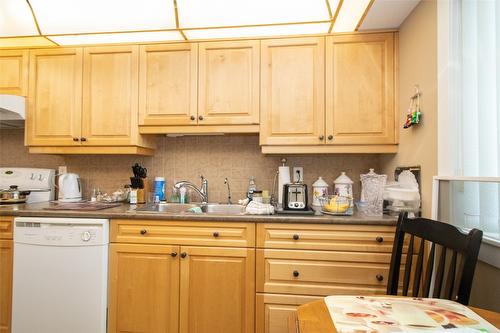 115A-1045 Sutherland Avenue, Kelowna, BC - Indoor Photo Showing Kitchen With Double Sink