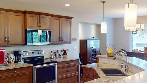 50-1401 30Th Avenue, Cranbrook, BC - Indoor Photo Showing Kitchen With Double Sink With Upgraded Kitchen