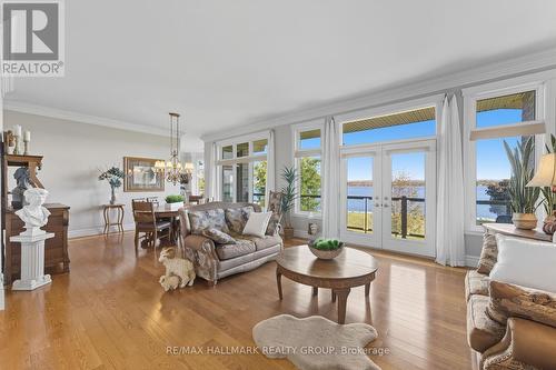 3285 Front Road S, East Hawkesbury, ON - Indoor Photo Showing Living Room