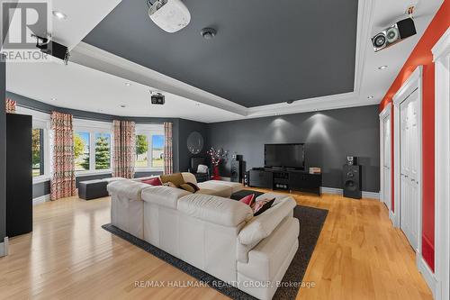 3285 Front Road S, East Hawkesbury, ON - Indoor Photo Showing Living Room