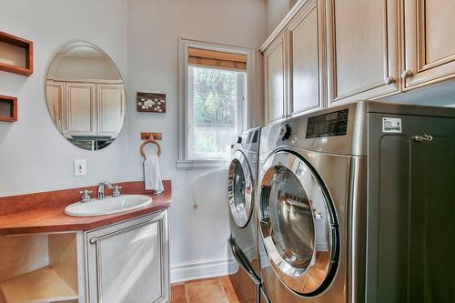 Salle de lavage - 48 Ch. Doris, Saint-Sauveur, QC - Indoor Photo Showing Laundry Room
