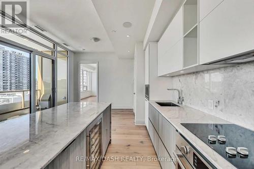 1001 - 151 Avenue Road, Toronto, ON - Indoor Photo Showing Kitchen With Upgraded Kitchen