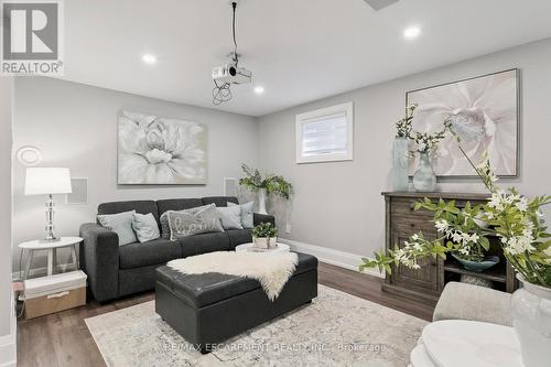 2683 Kingsberry Crescent, Mississauga, ON - Indoor Photo Showing Living Room