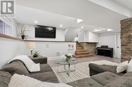 2683 Kingsberry Crescent, Mississauga, ON - Indoor Photo Showing Living Room