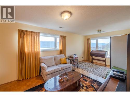 9800 Giants Head Road, Summerland, BC - Indoor Photo Showing Living Room