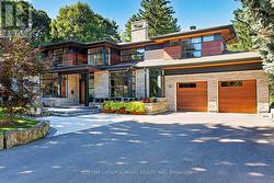 211 GLENVIEW DRIVE  Mississauga, ON L5G 2N7