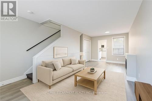 187 Barton Street W, Hamilton, ON - Indoor Photo Showing Living Room