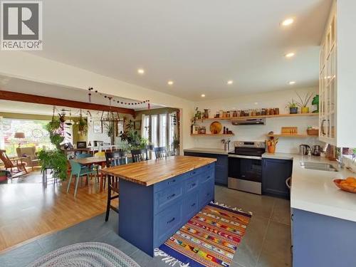 6885 Lesley Cres, Powell River, BC - Indoor Photo Showing Kitchen With Double Sink