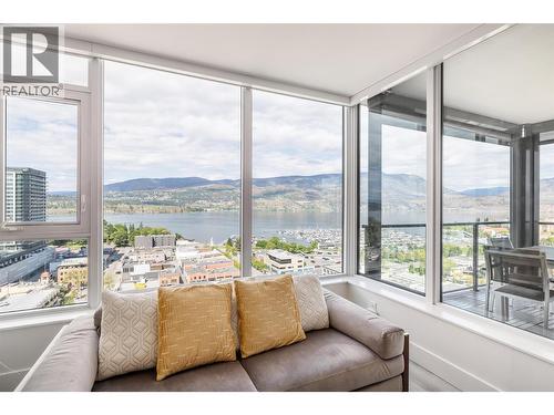 1588 Ellis Street Unit# 2009, Kelowna, BC - Indoor Photo Showing Living Room