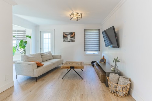 Living room - 600 Rue Yvon, Saint-Jean-Sur-Richelieu, QC - Indoor Photo Showing Living Room