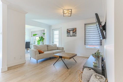 Living room - 600 Rue Yvon, Saint-Jean-Sur-Richelieu, QC - Indoor Photo Showing Living Room
