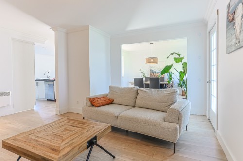 Living room - 600 Rue Yvon, Saint-Jean-Sur-Richelieu, QC - Indoor Photo Showing Living Room