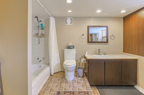 Bathroom - 600 Rue Yvon, Saint-Jean-Sur-Richelieu, QC - Indoor Photo Showing Bathroom