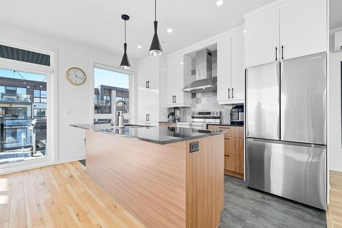 Cuisine - 306-3675 Rue Roland-Marquette, Longueuil (Saint-Hubert), QC - Indoor Photo Showing Kitchen With Upgraded Kitchen