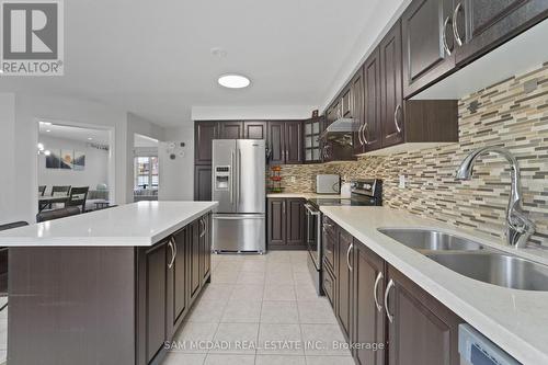 525 Driftcurrent Drive, Mississauga, ON - Indoor Photo Showing Kitchen With Double Sink With Upgraded Kitchen