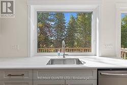 Beautiful large window overlooking deck - 