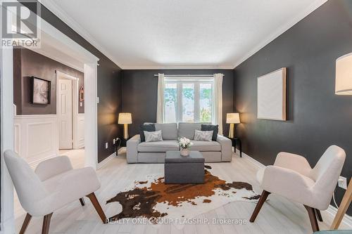 7267 Windbreak Court, Mississauga, ON - Indoor Photo Showing Living Room