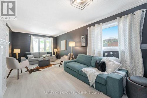 7267 Windbreak Court, Mississauga, ON - Indoor Photo Showing Living Room