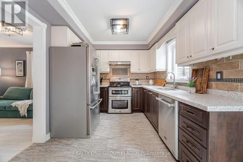 7267 Windbreak Court, Mississauga, ON - Indoor Photo Showing Kitchen