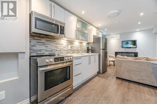 7267 Windbreak Court, Mississauga, ON - Indoor Photo Showing Kitchen With Stainless Steel Kitchen With Upgraded Kitchen
