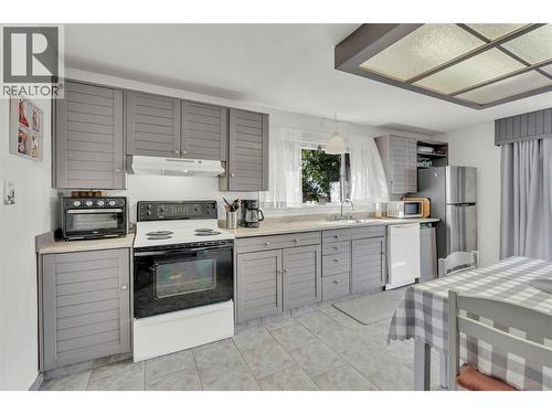 573 Jermyn Avenue, Penticton, BC - Indoor Photo Showing Kitchen