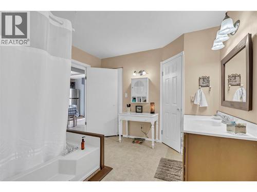 573 Jermyn Avenue, Penticton, BC - Indoor Photo Showing Bathroom
