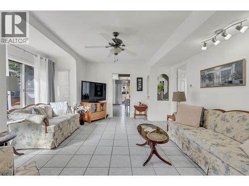 573 Jermyn Avenue, Penticton, BC - Indoor Photo Showing Living Room