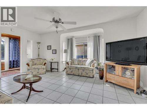 573 Jermyn Avenue, Penticton, BC - Indoor Photo Showing Living Room
