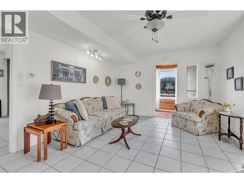 573 Jermyn Avenue, Penticton, BC - Indoor Photo Showing Living Room