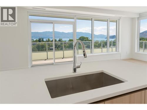 238 Leon Avenue Unit# 707, Kelowna, BC - Indoor Photo Showing Kitchen