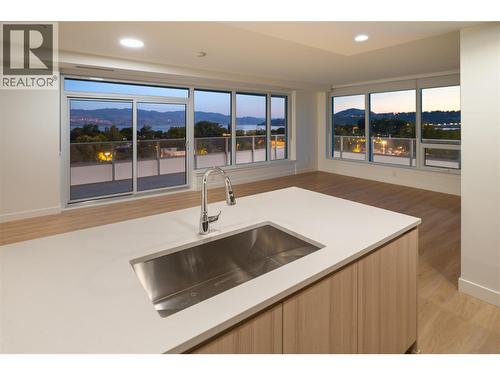 238 Leon Avenue Unit# 707, Kelowna, BC - Indoor Photo Showing Kitchen