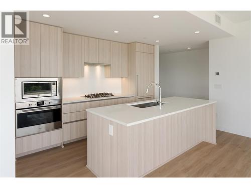 238 Leon Avenue Unit# 707, Kelowna, BC - Indoor Photo Showing Kitchen With Upgraded Kitchen