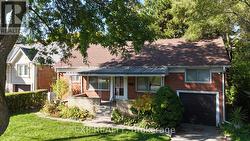 16 KING GEORGES DRIVE W  Toronto, ON M6M 2G9