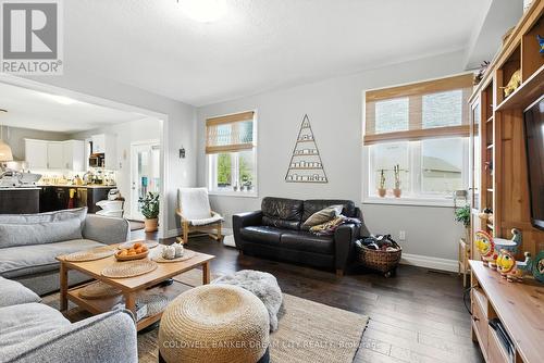 10 Honey Bend, St. Thomas, ON - Indoor Photo Showing Living Room