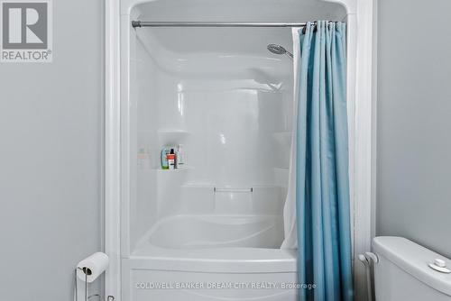 10 Honey Bend, St. Thomas, ON - Indoor Photo Showing Bathroom