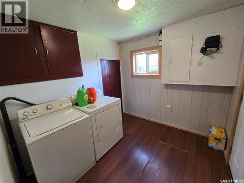 49 Newcombe Street, Manor, SK - Indoor Photo Showing Laundry Room