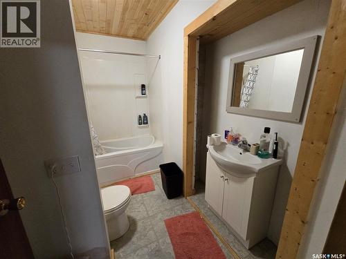 49 Newcombe Street, Manor, SK - Indoor Photo Showing Bathroom