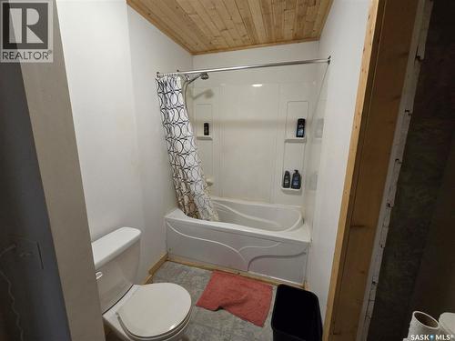 49 Newcombe Street, Manor, SK - Indoor Photo Showing Bathroom