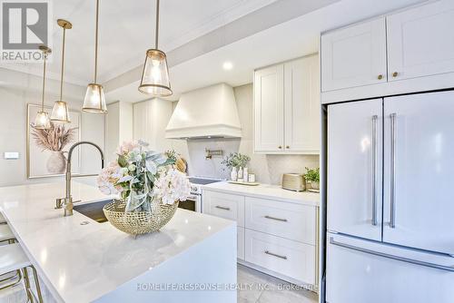 3927 Eglinton Avenue W, Mississauga, ON - Indoor Photo Showing Kitchen With Upgraded Kitchen