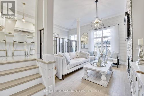 3927 Eglinton Avenue W, Mississauga, ON - Indoor Photo Showing Living Room