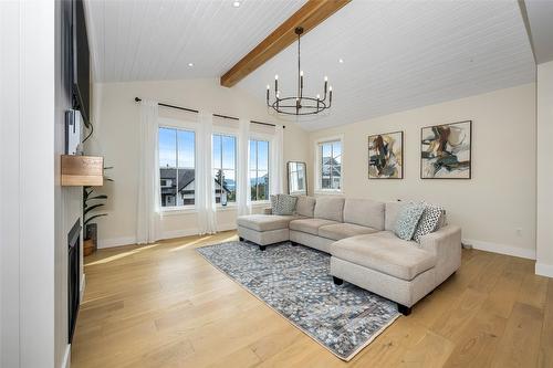 109 Whitefish Road, Vernon, BC - Indoor Photo Showing Living Room