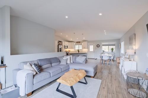 2582 Paramount Drive, West Kelowna, BC - Indoor Photo Showing Living Room