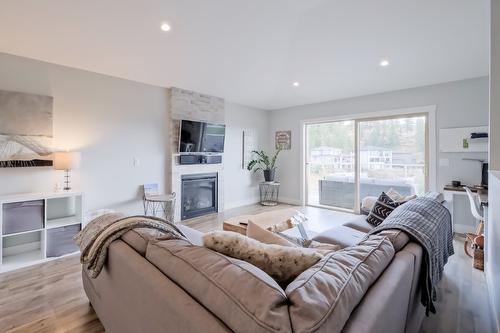 2582 Paramount Drive, West Kelowna, BC - Indoor Photo Showing Living Room With Fireplace