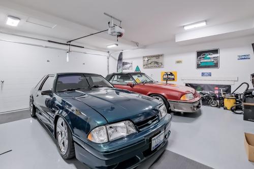 2582 Paramount Drive, West Kelowna, BC - Indoor Photo Showing Garage