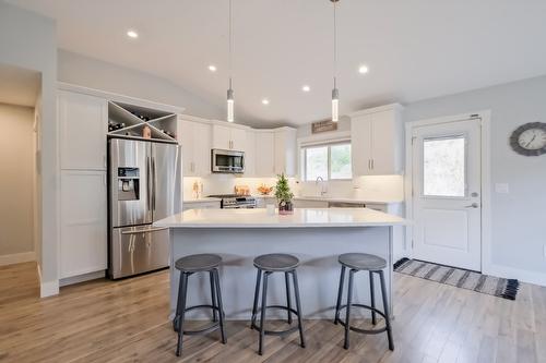 2582 Paramount Drive, West Kelowna, BC - Indoor Photo Showing Kitchen With Upgraded Kitchen