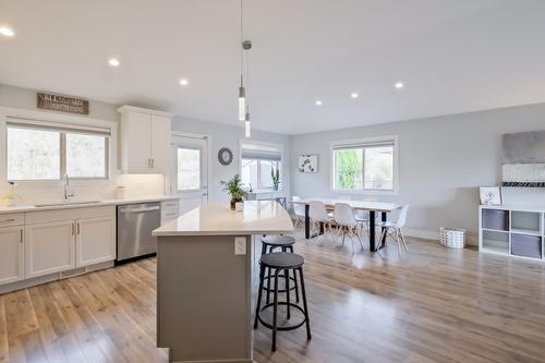 2582 Paramount Drive, West Kelowna, BC - Indoor Photo Showing Kitchen With Upgraded Kitchen